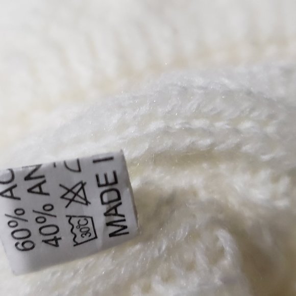 Winter Beanie.& Gloves. - Picture 10 of 10